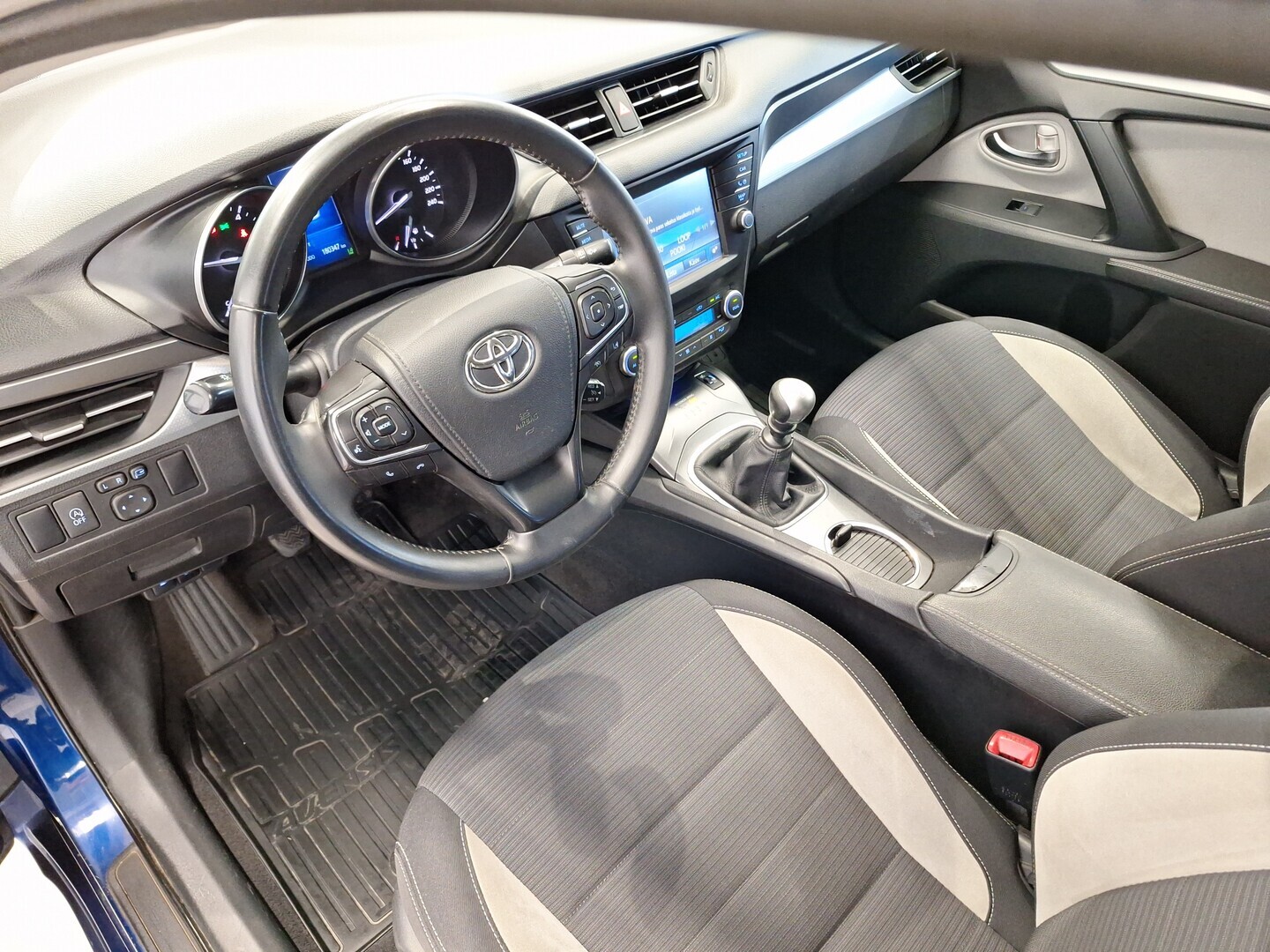 TOYOTA Avensis 2015