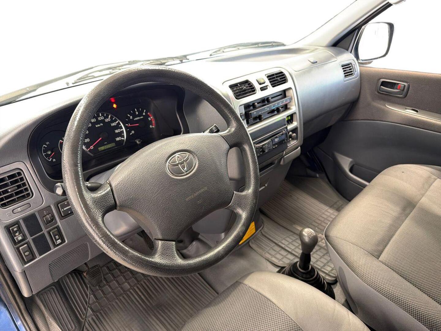 TOYOTA Hiace 11