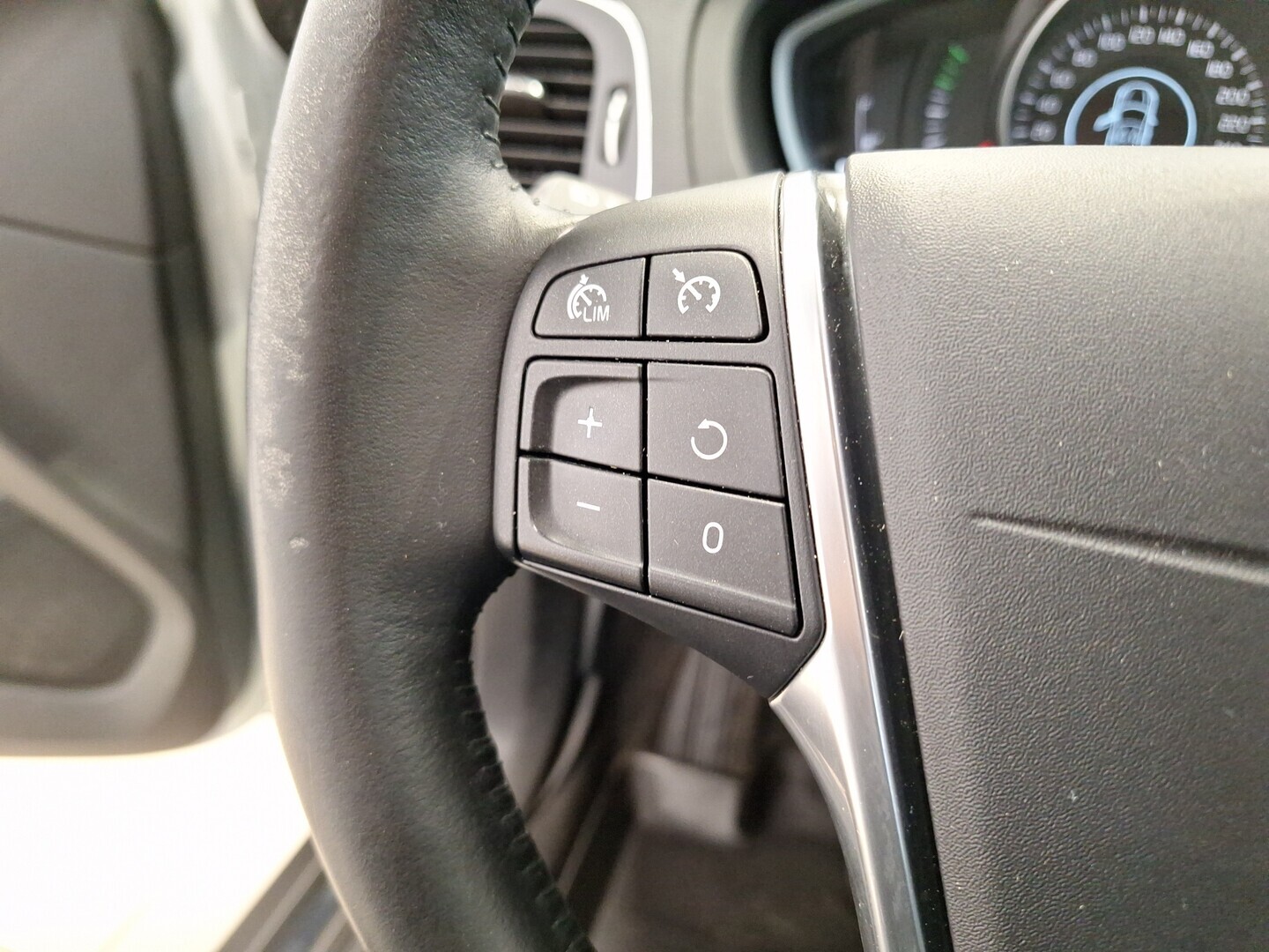 VOLVO V40 Cross Country 2016