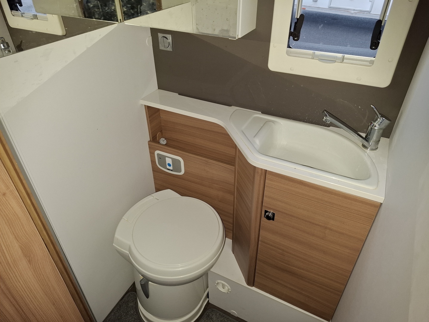 ADRIA MATRIX 670 SL J EDITION 2021