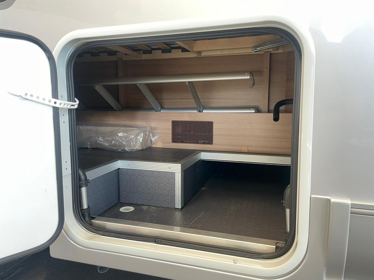 ADRIA Matrix Supreme 670 SLT 2019