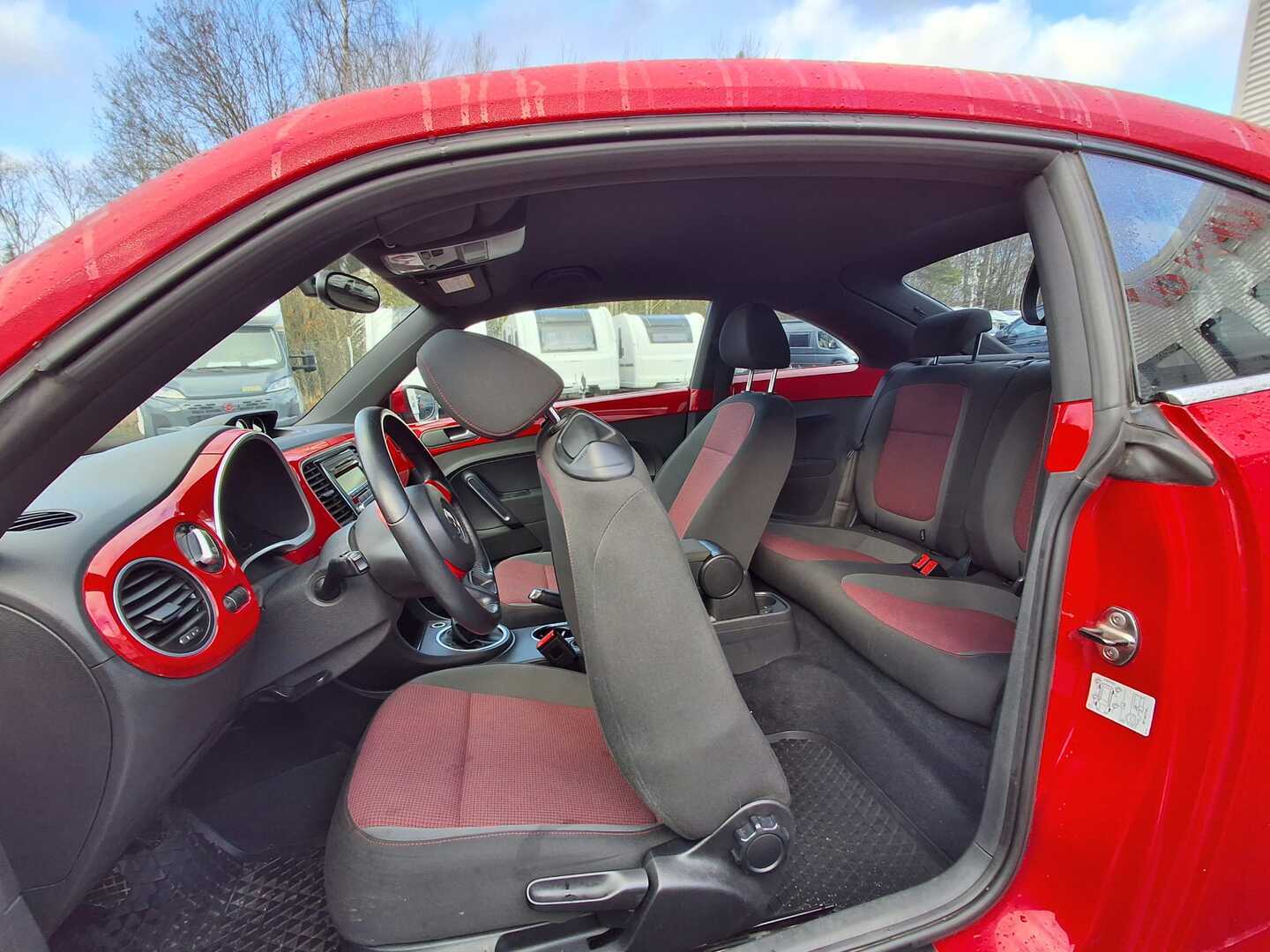 VOLKSWAGEN Beetle 2012