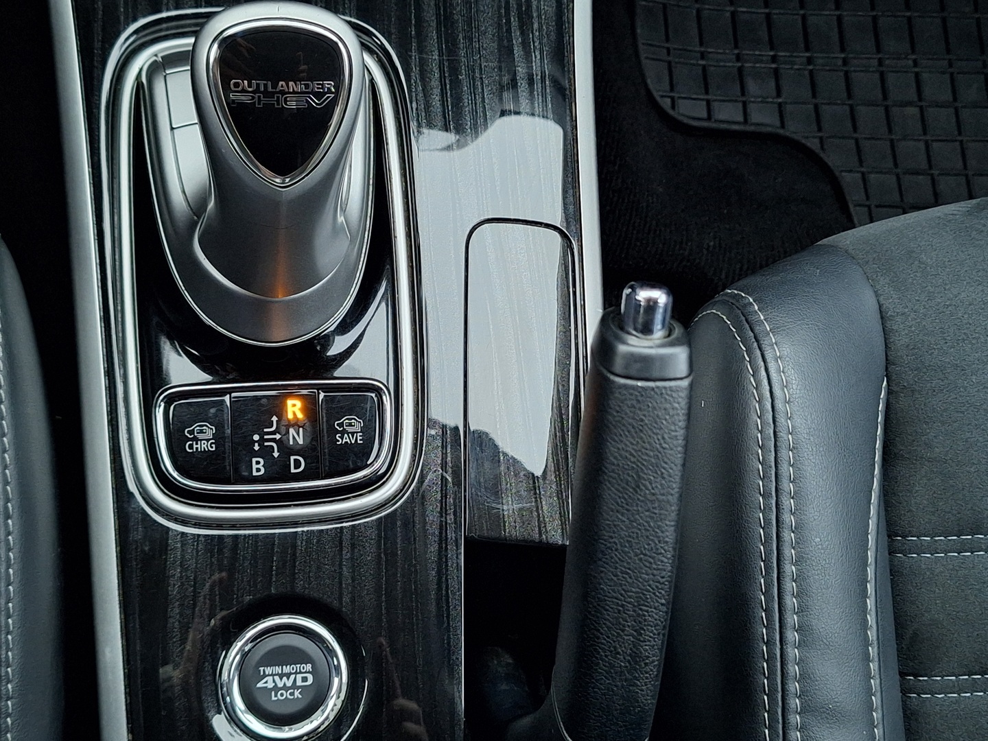 MITSUBISHI Outlander PHEV 2016