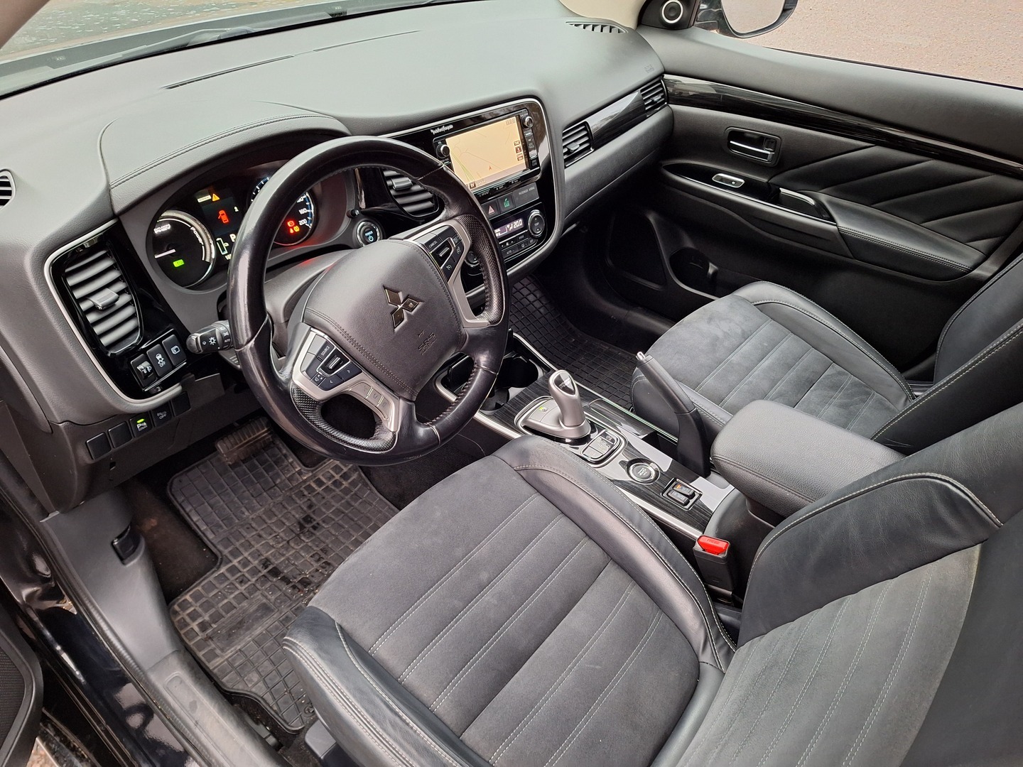 MITSUBISHI Outlander PHEV 2016