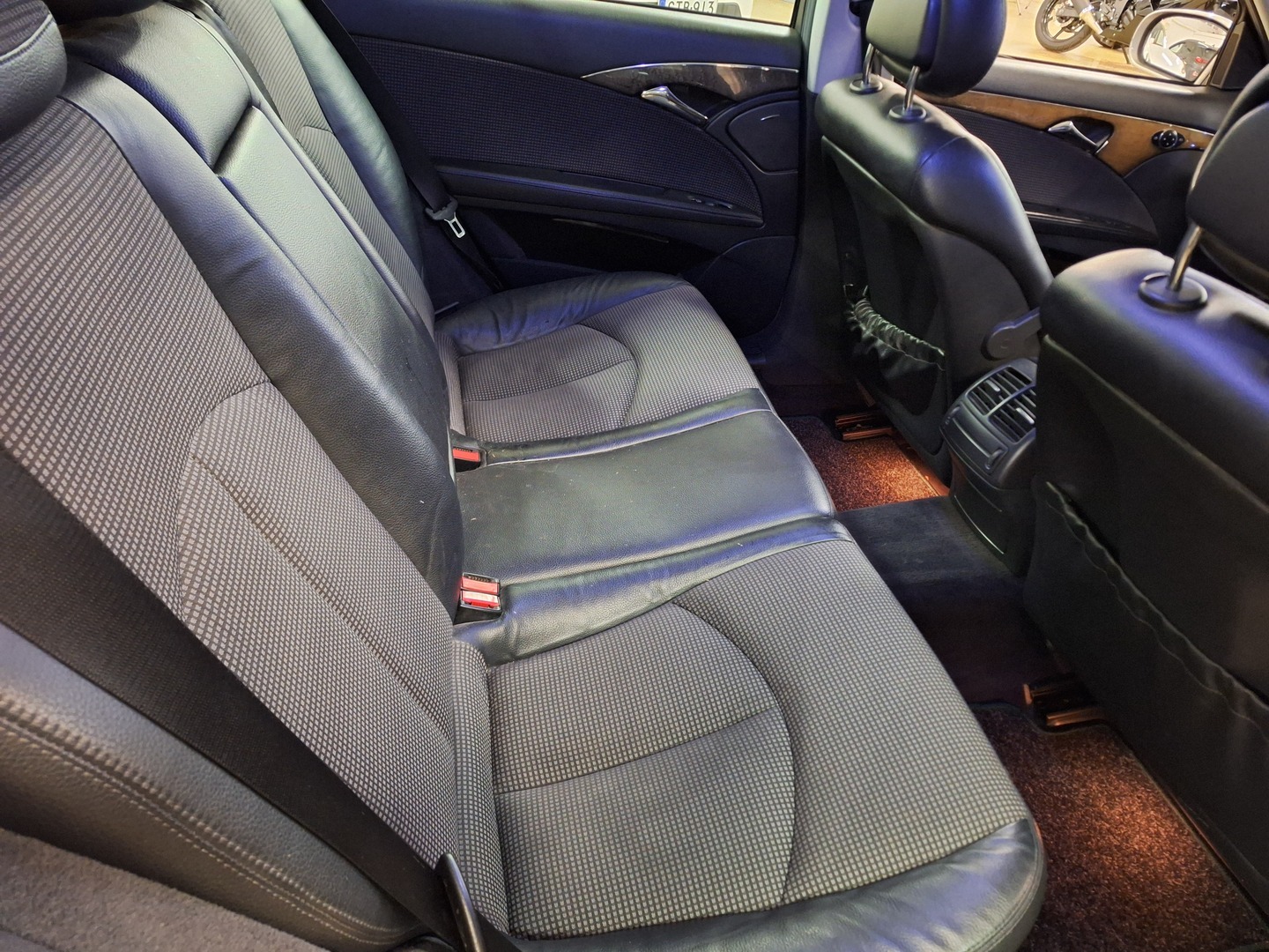 MERCEDES-BENZ E 2004