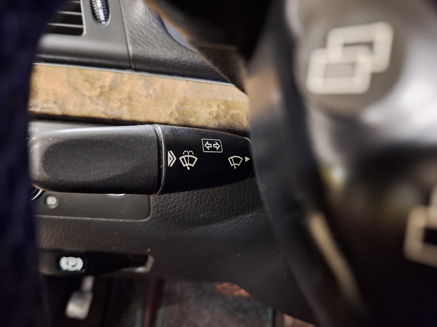 MERCEDES-BENZ E 2004