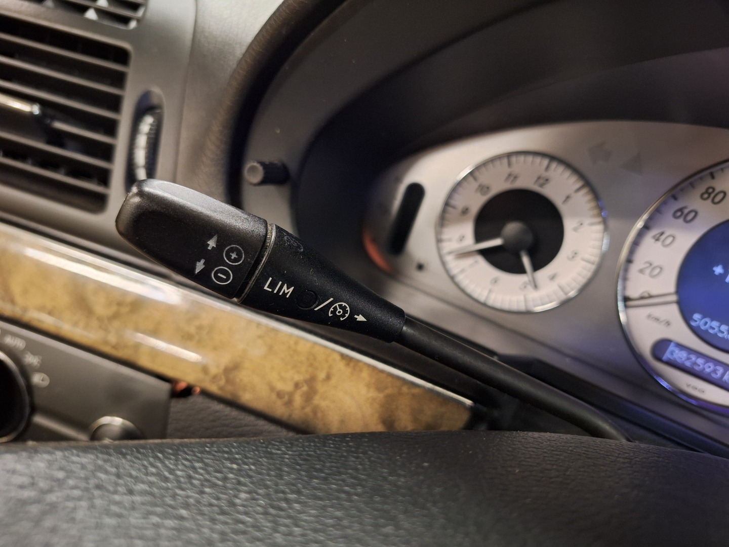 MERCEDES-BENZ E 2004