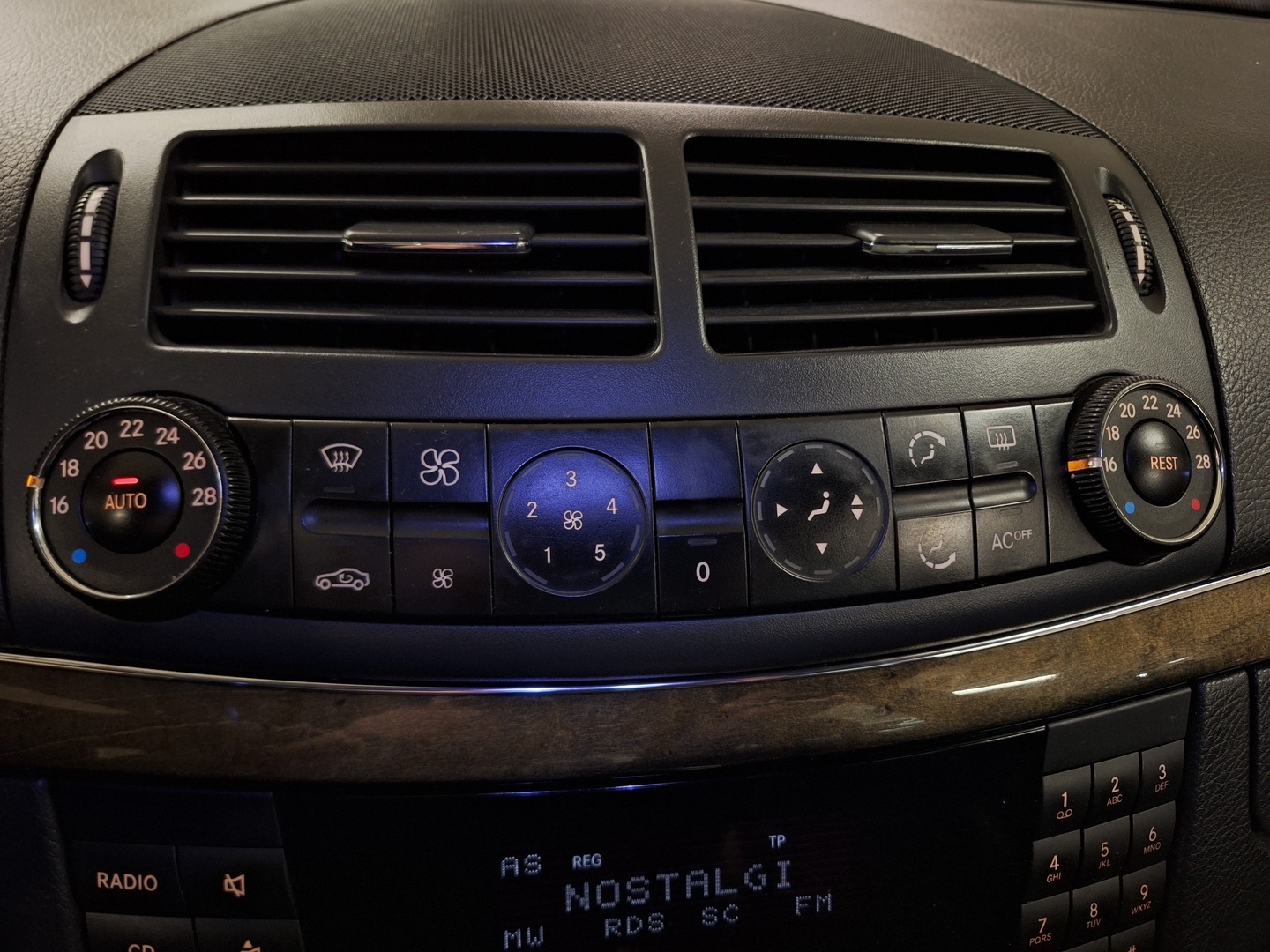 MERCEDES-BENZ E 2004