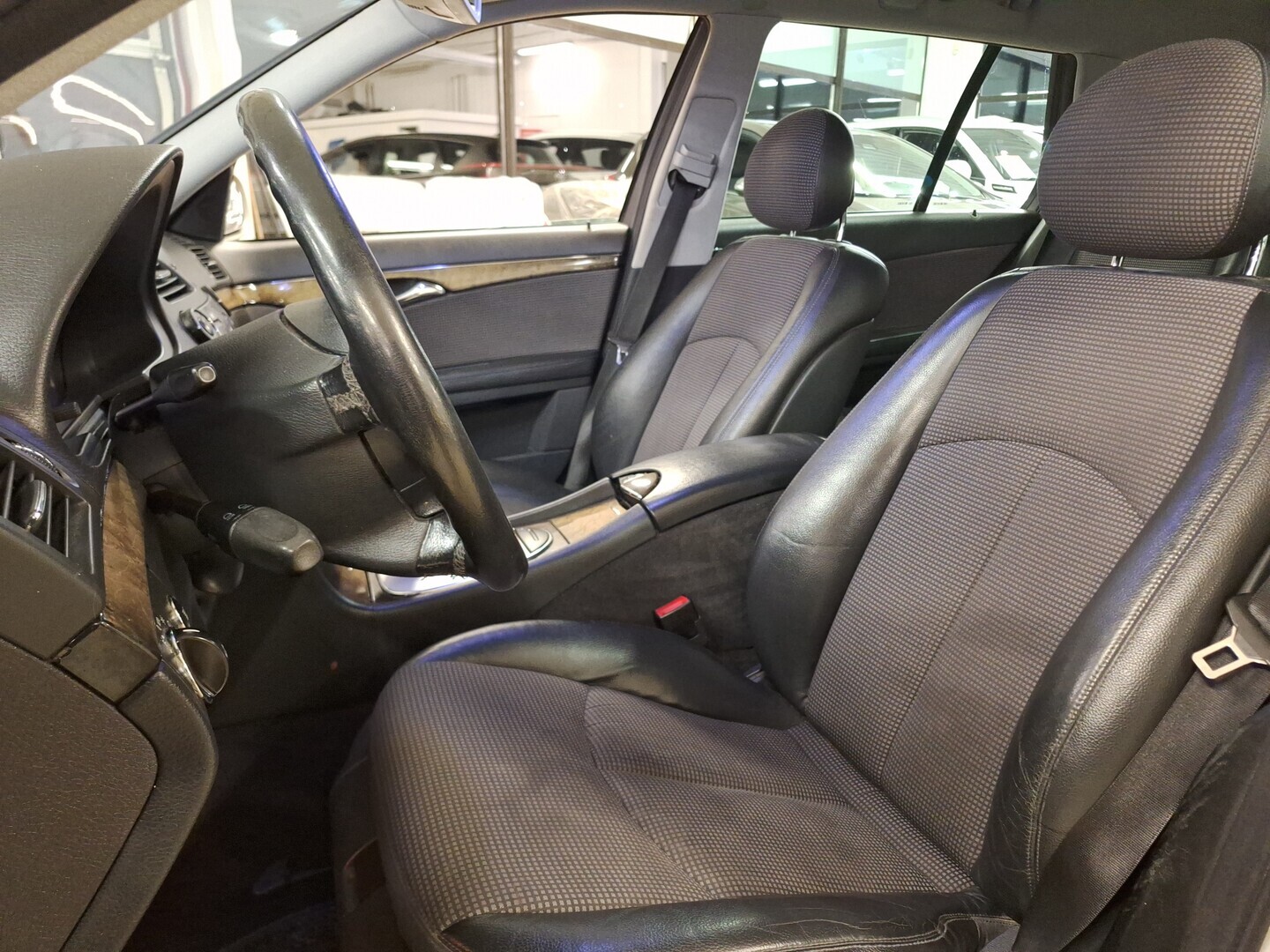 MERCEDES-BENZ E 2004