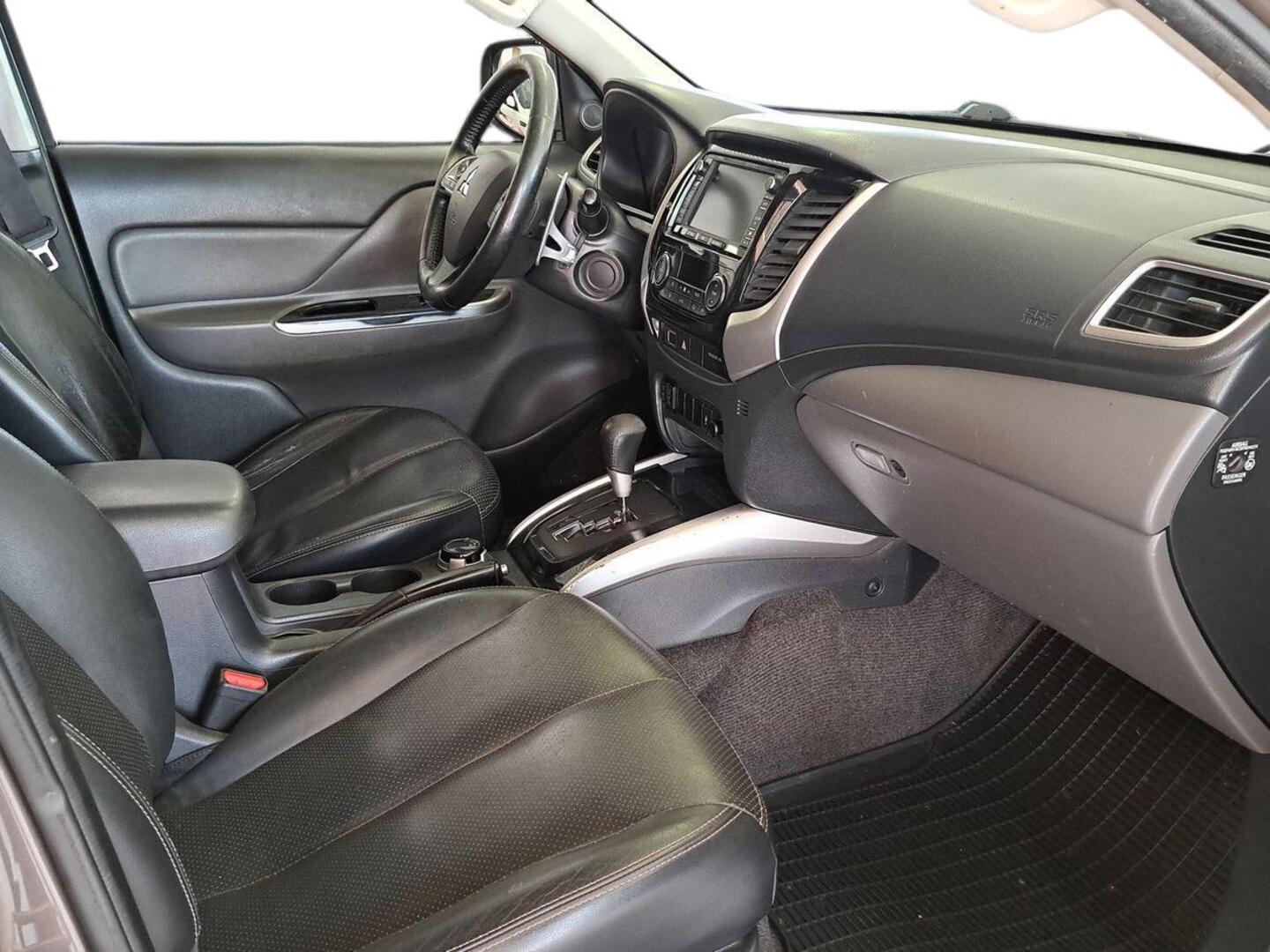 MITSUBISHI L200 2015