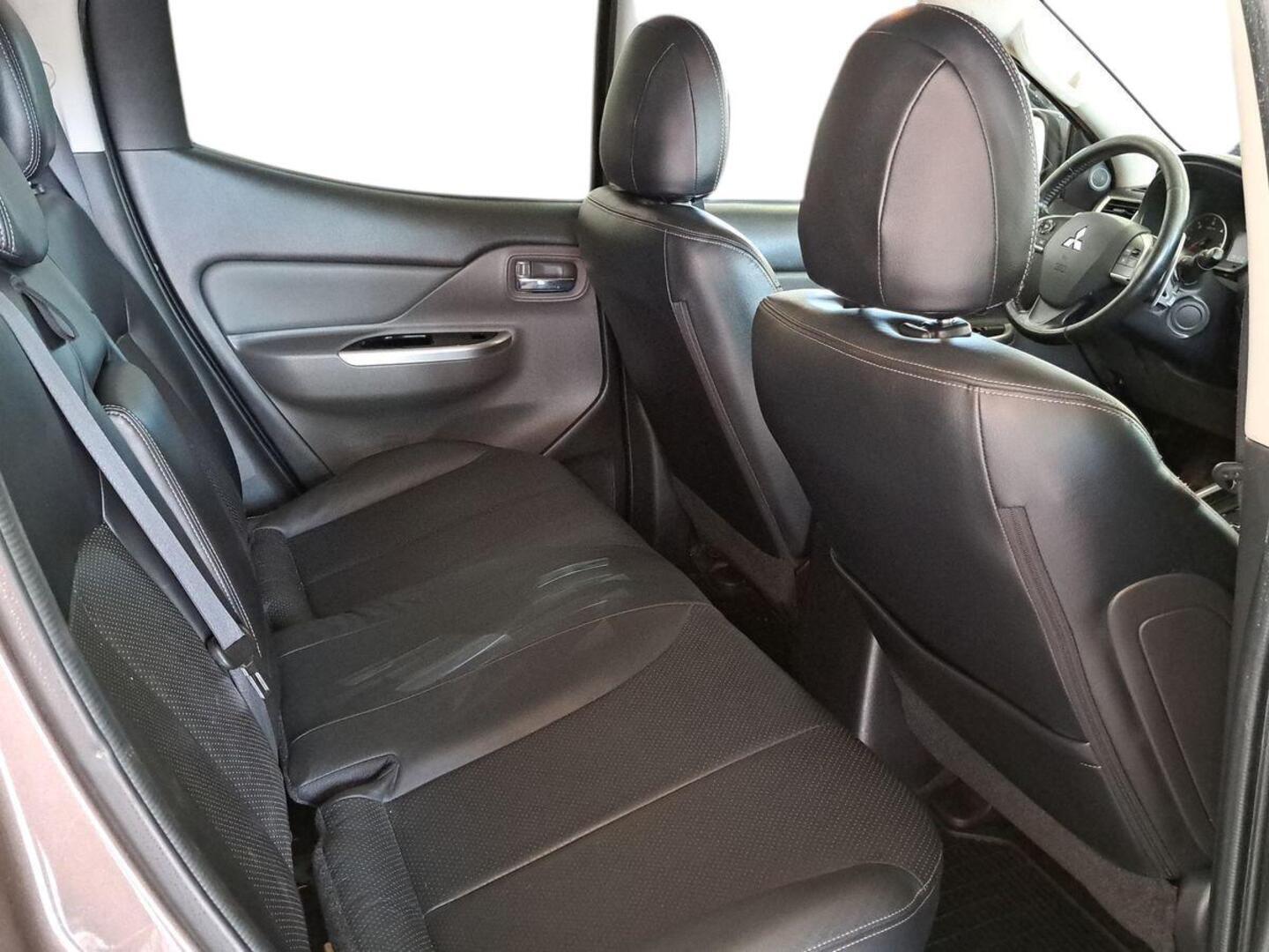 MITSUBISHI L200 2015