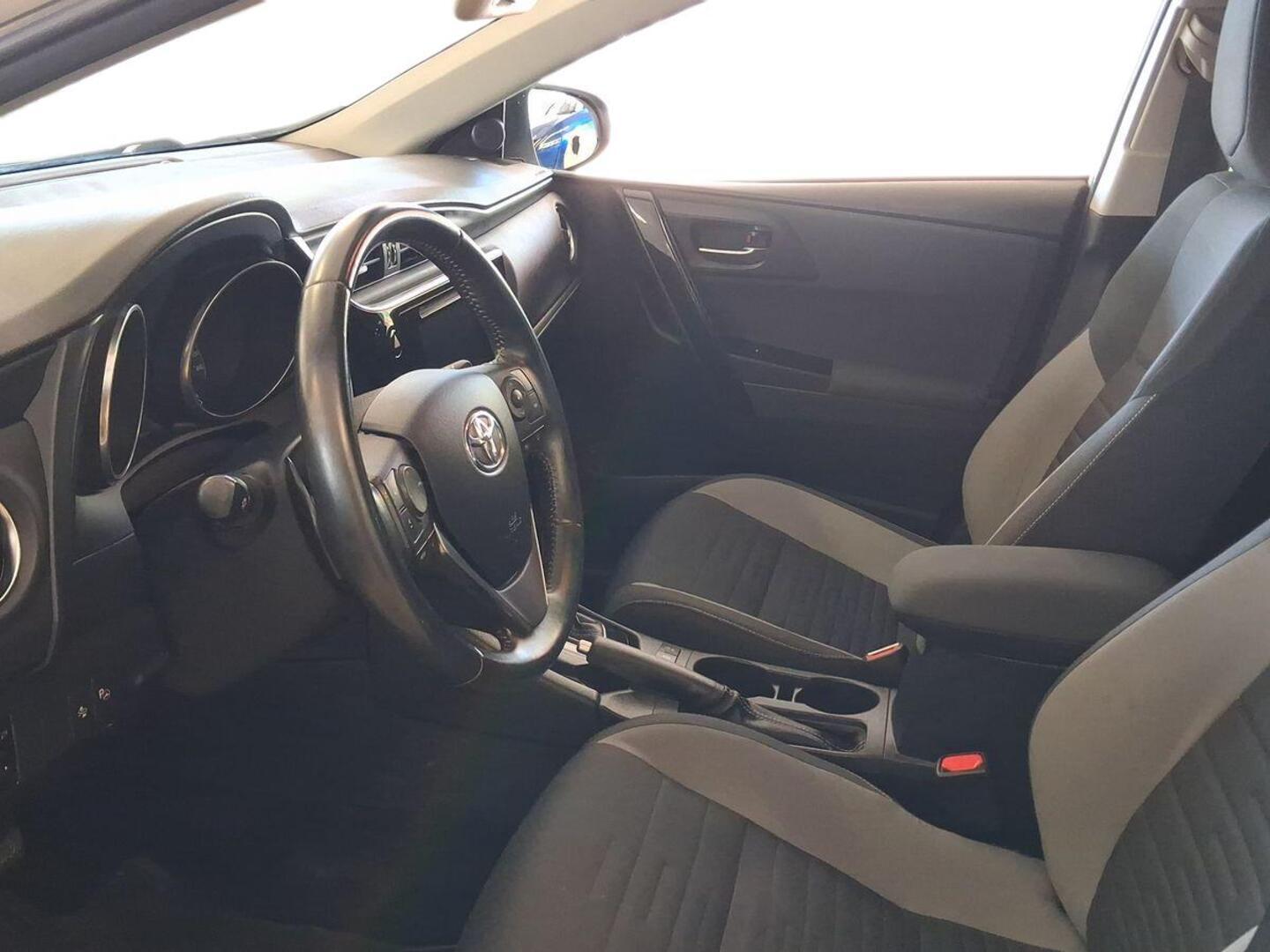 TOYOTA Auris 7