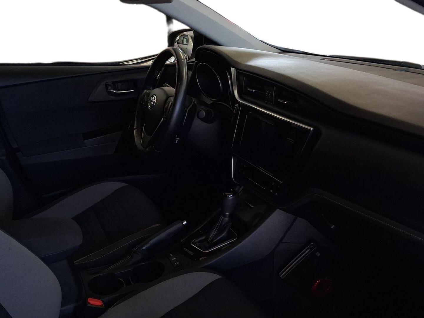 TOYOTA Auris 9
