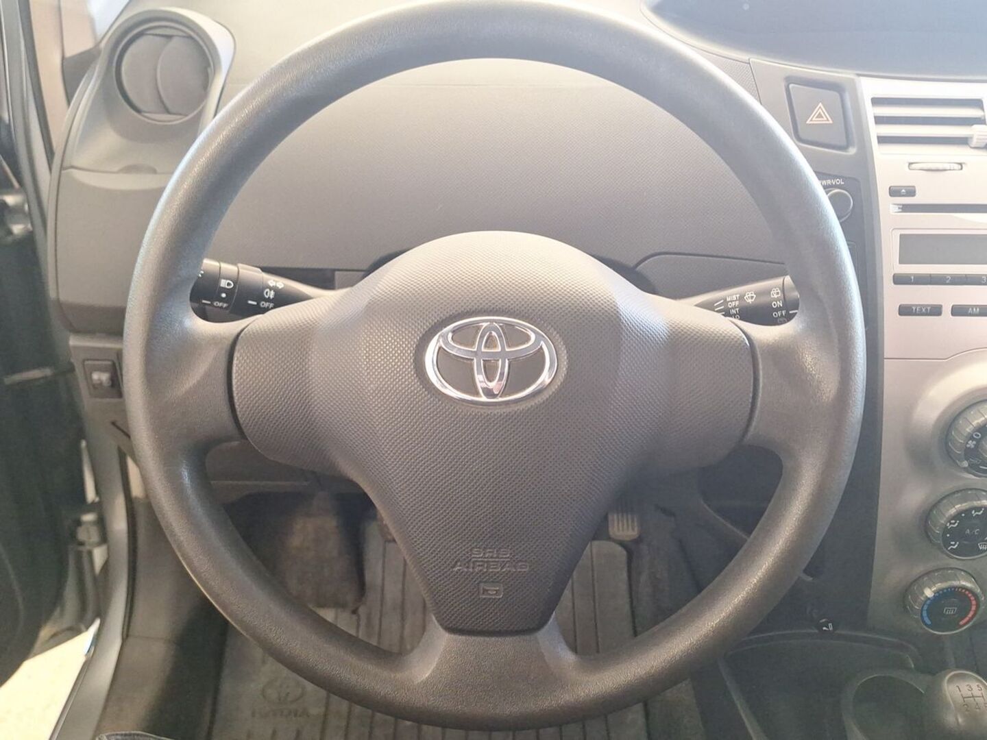 TOYOTA Yaris 15