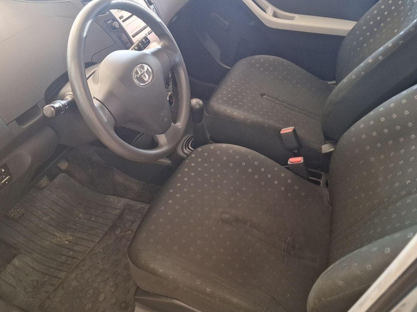 TOYOTA Yaris 7