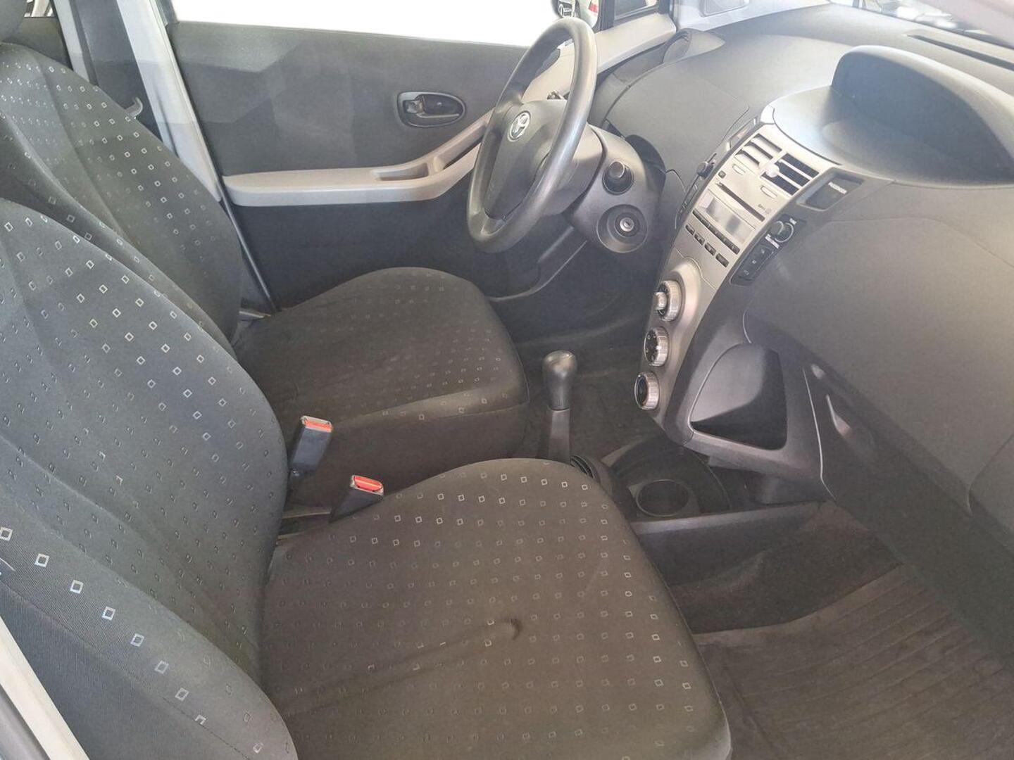 TOYOTA Yaris 9