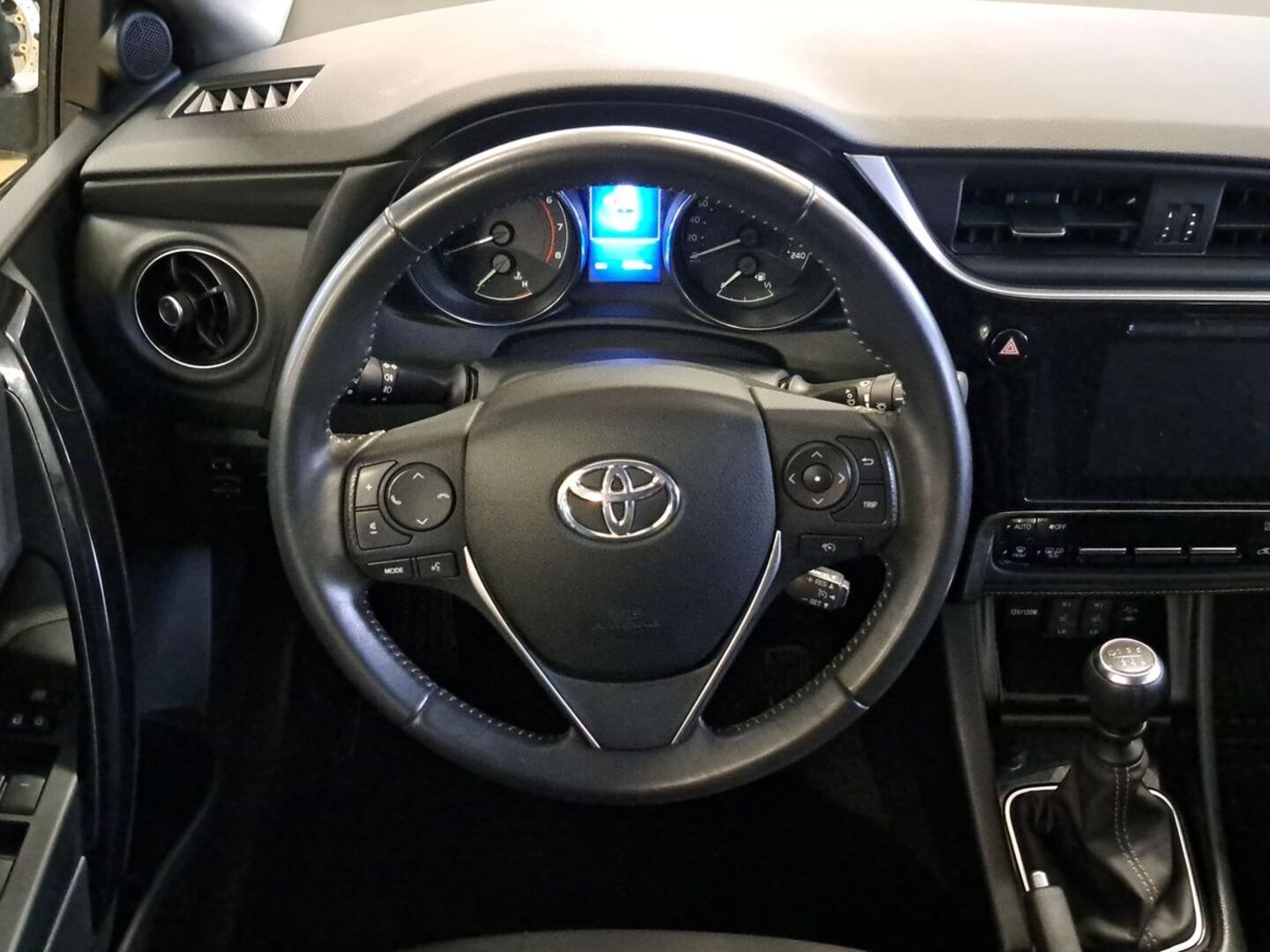 TOYOTA Auris 17