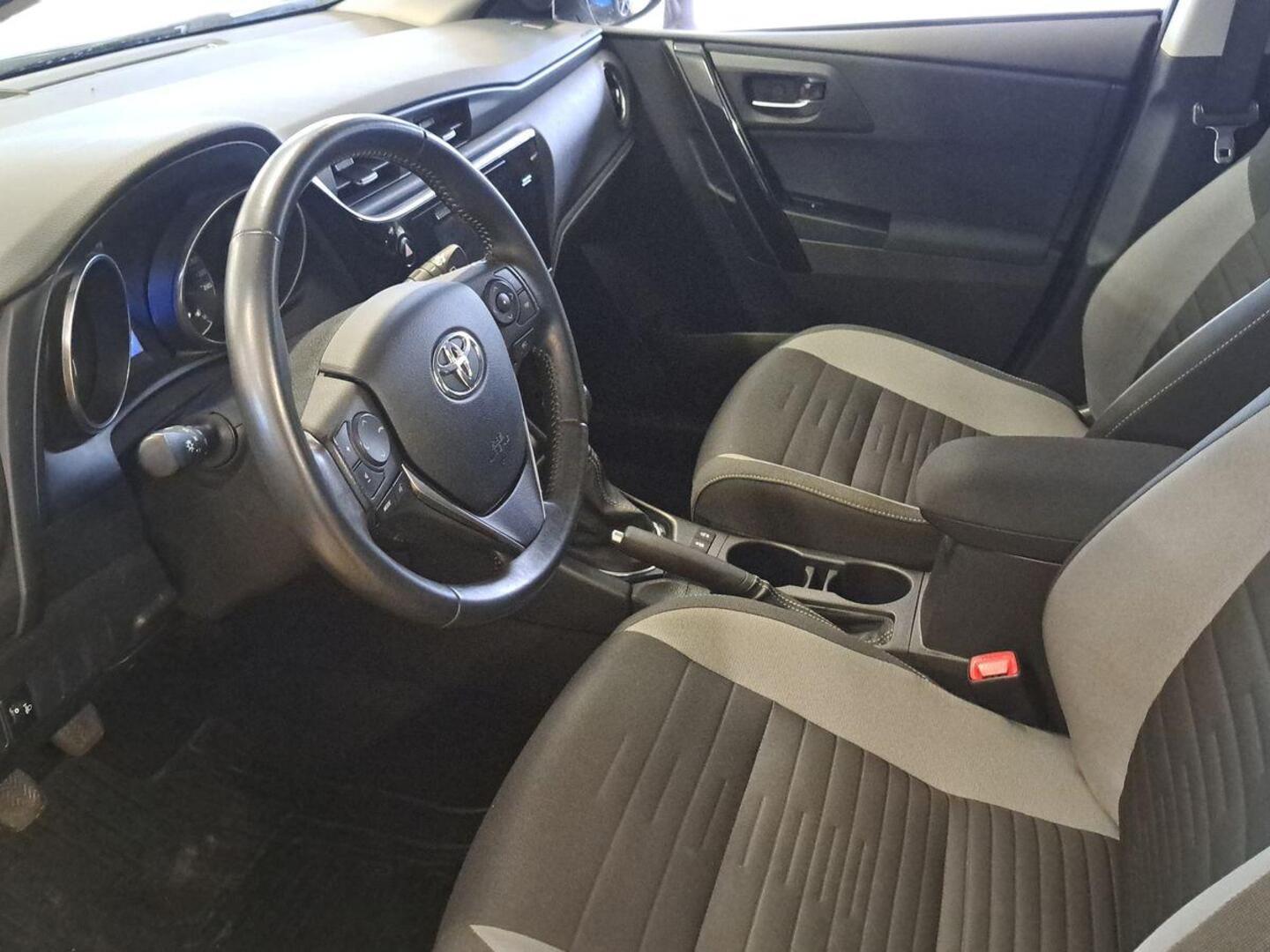 TOYOTA Auris 7