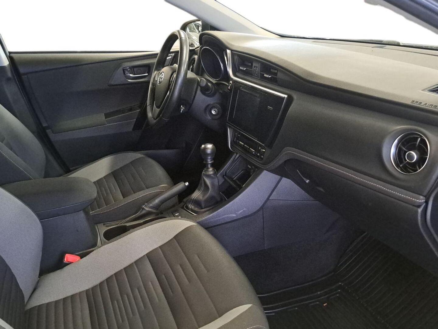 TOYOTA Auris 9