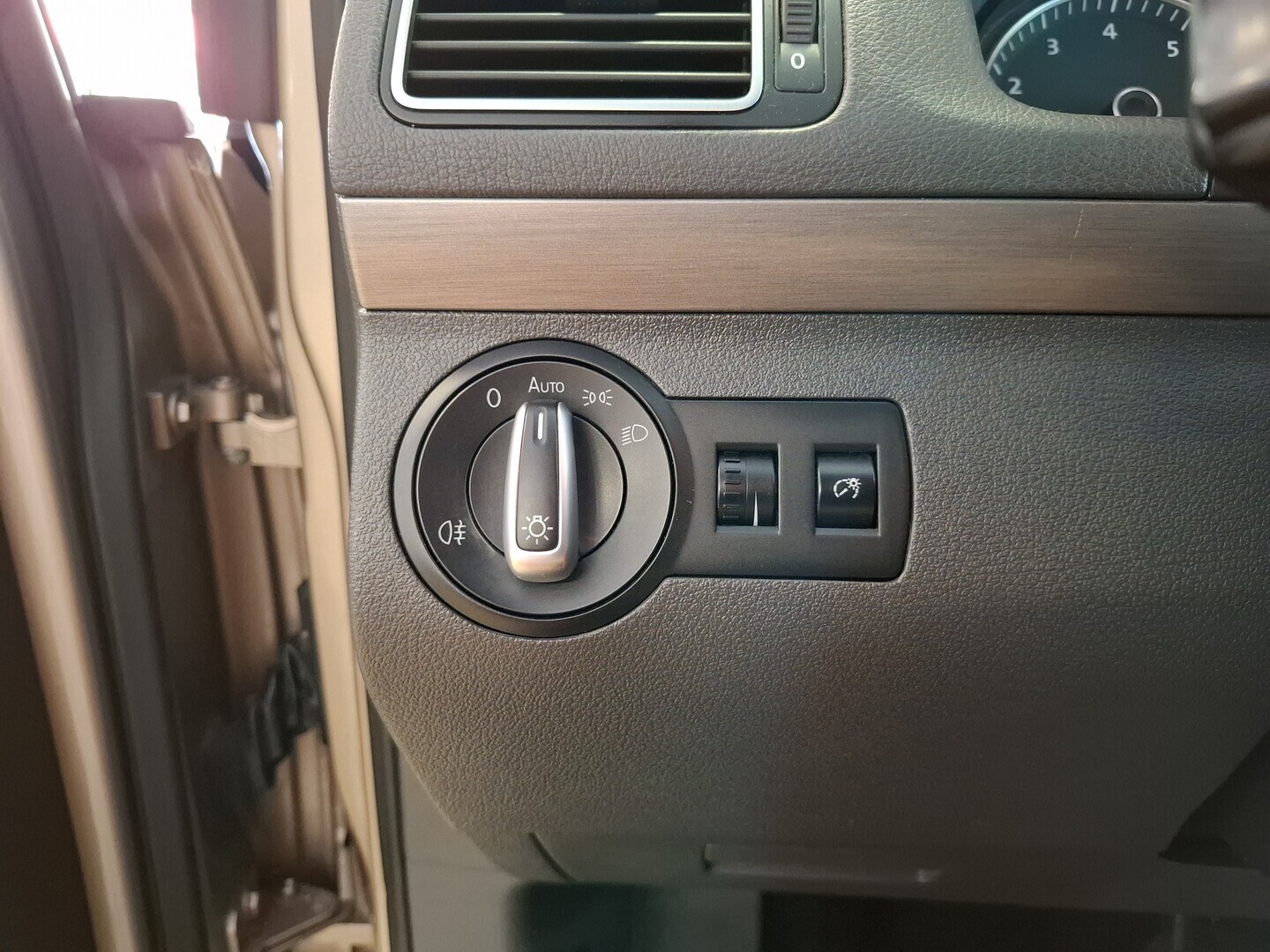 VOLKSWAGEN Touran 2011