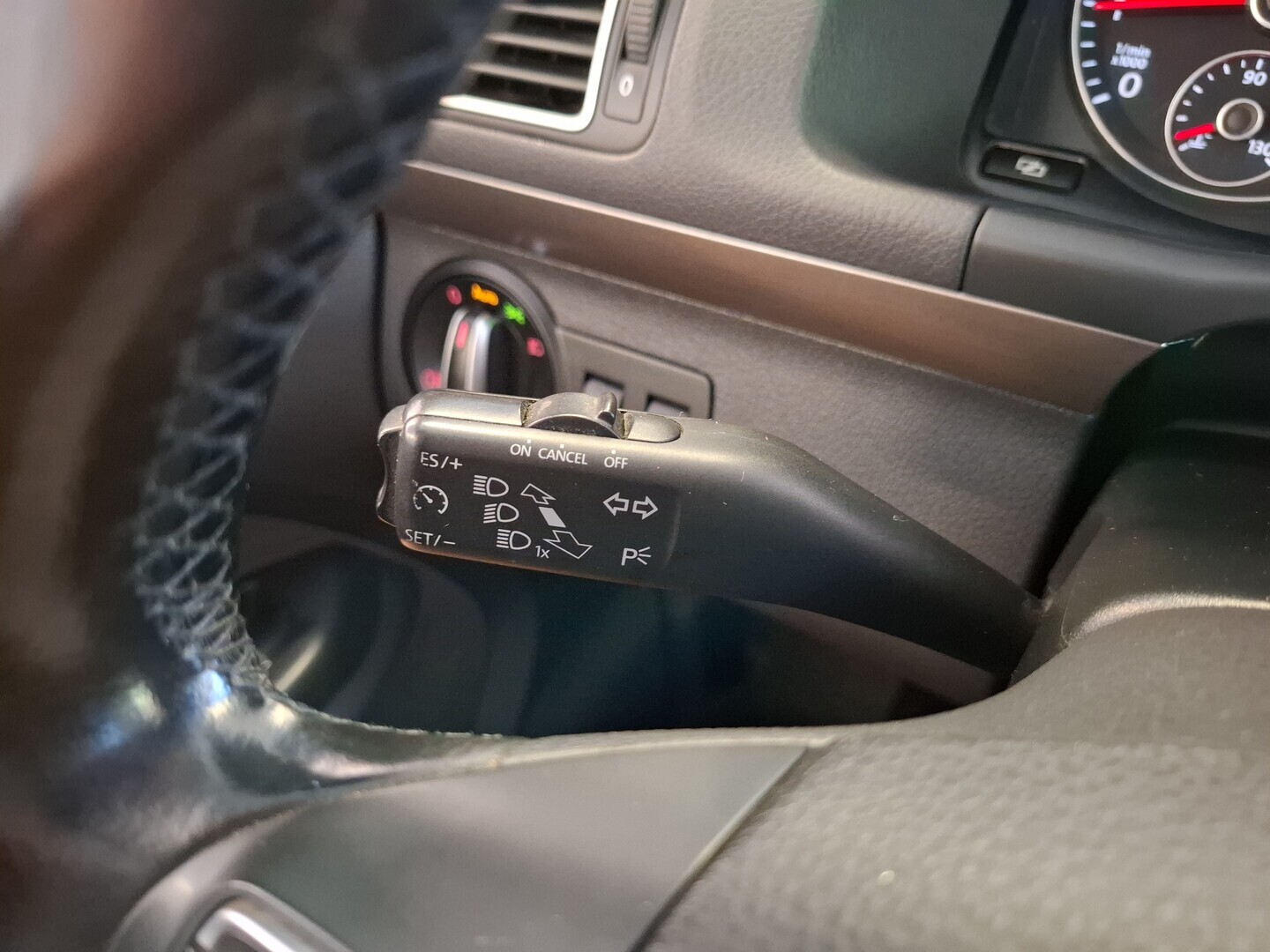 VOLKSWAGEN Touran 2011