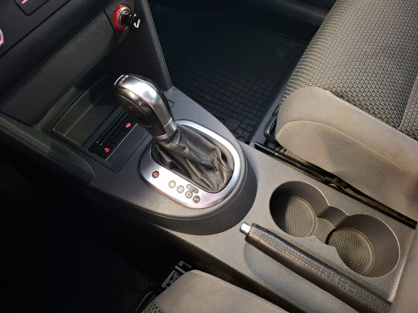 VOLKSWAGEN Touran 2011