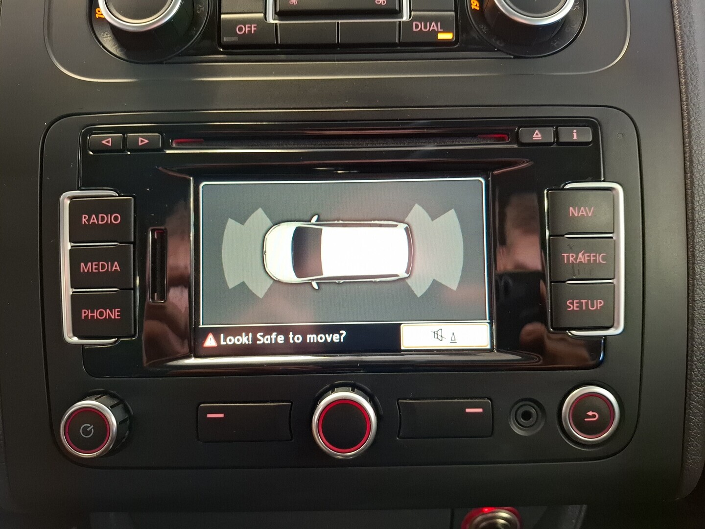 VOLKSWAGEN Touran 2011