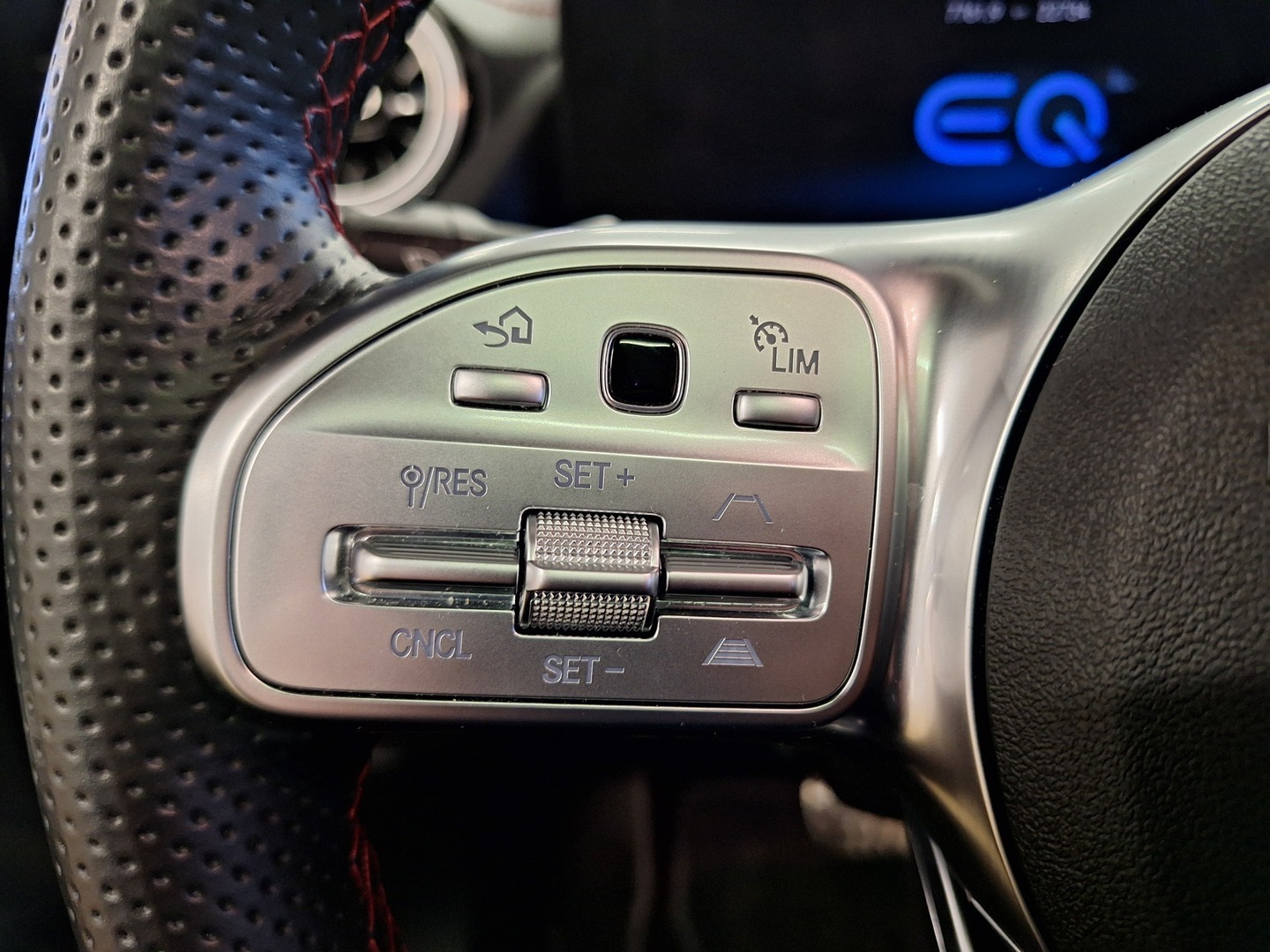 MERCEDES-BENZ EQA 2023