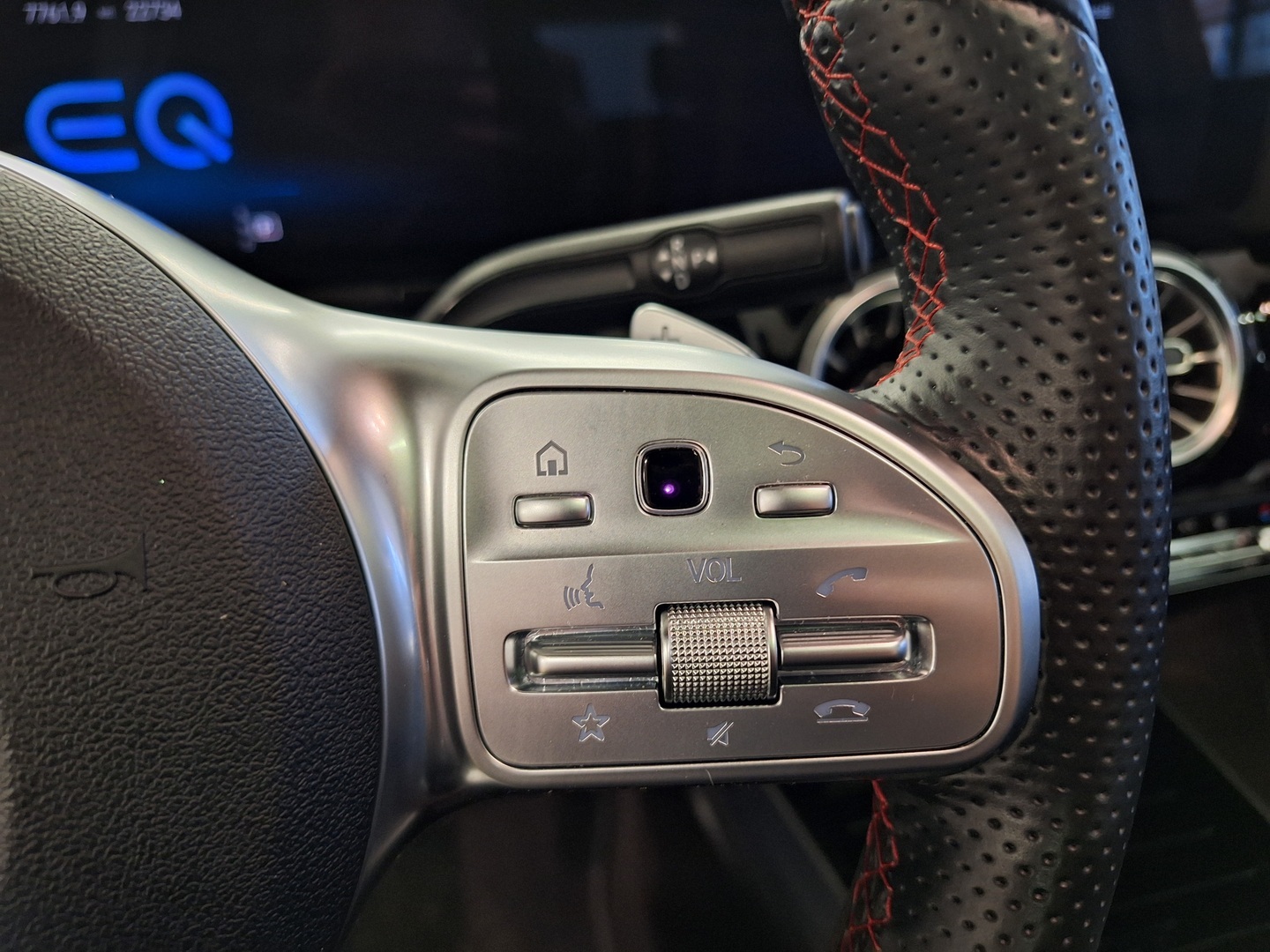 MERCEDES-BENZ EQA 2023