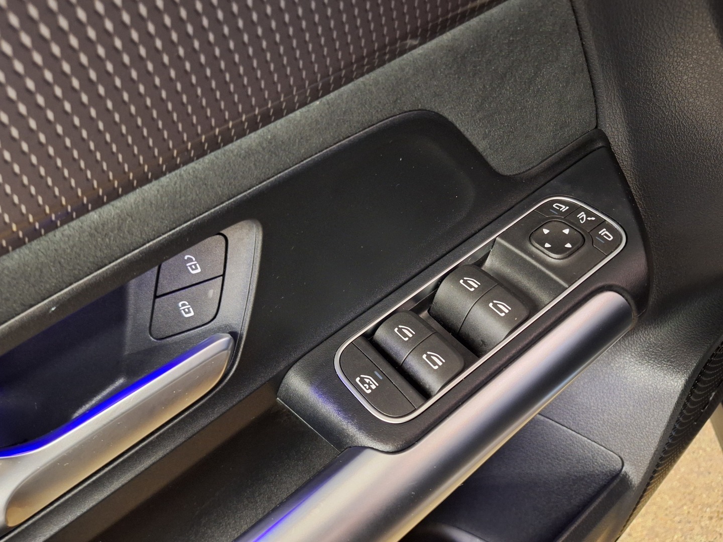 MERCEDES-BENZ EQA 2023