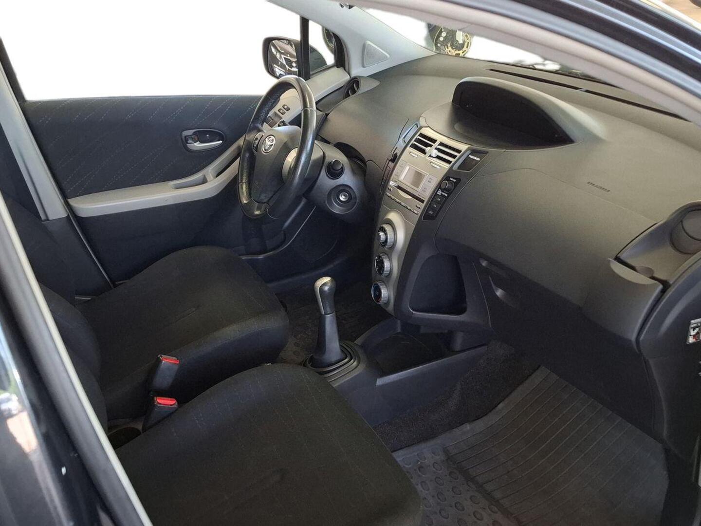TOYOTA Yaris 2008