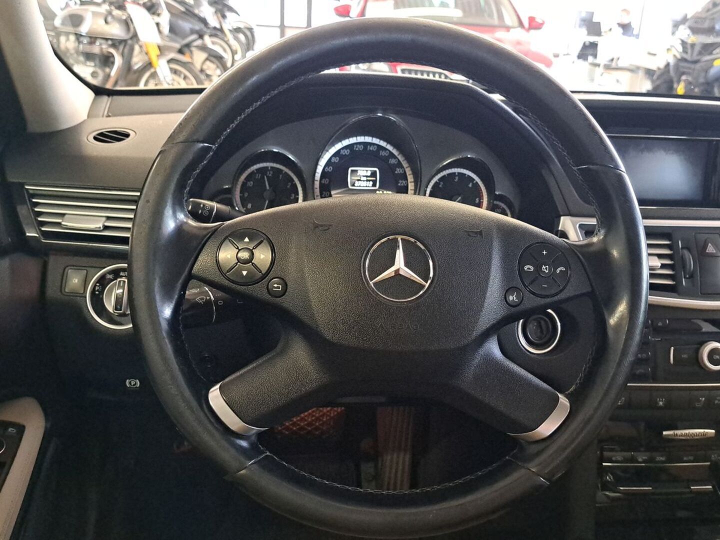 MERCEDES-BENZ E 2011