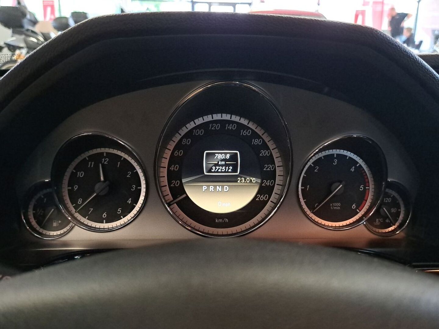 MERCEDES-BENZ E 2011