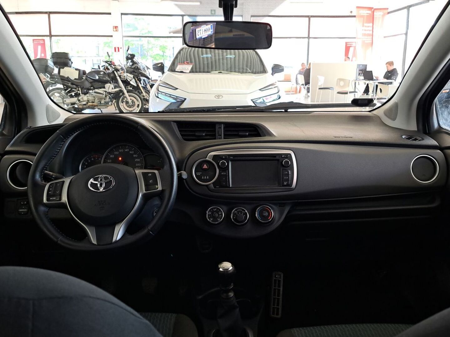 TOYOTA Yaris 2011