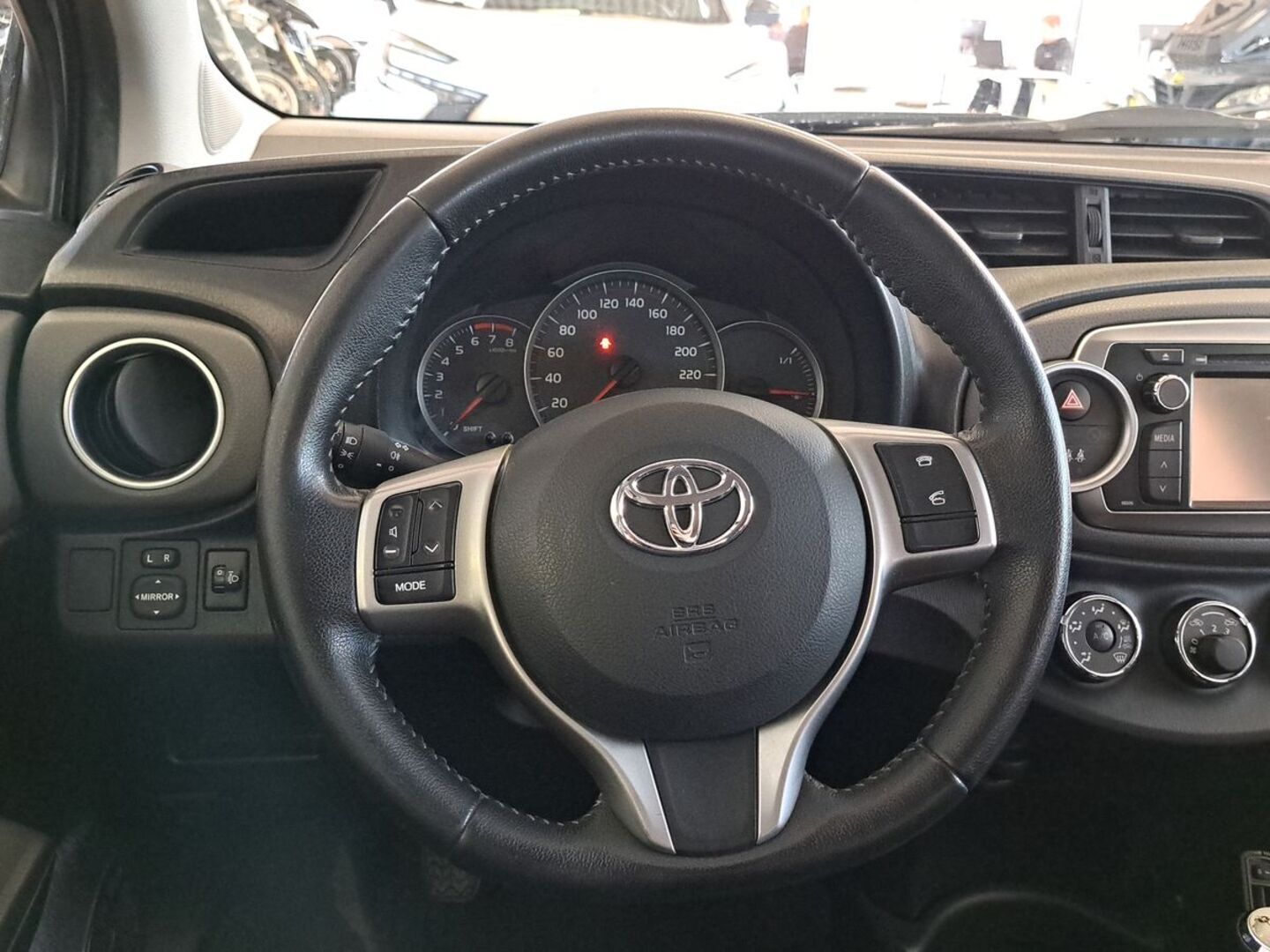 TOYOTA Yaris 2011