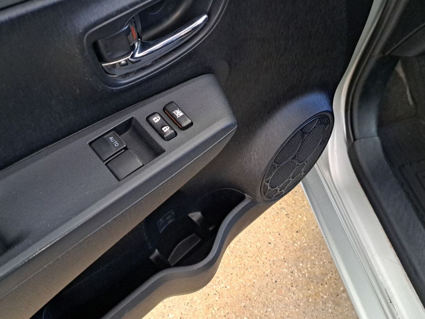 TOYOTA Yaris 2011