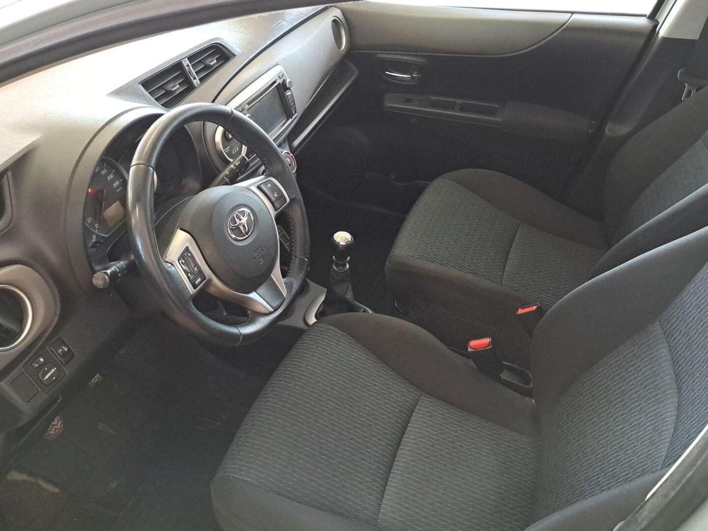 TOYOTA Yaris 2011