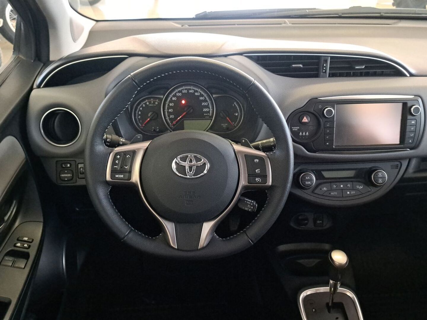 TOYOTA Yaris 17