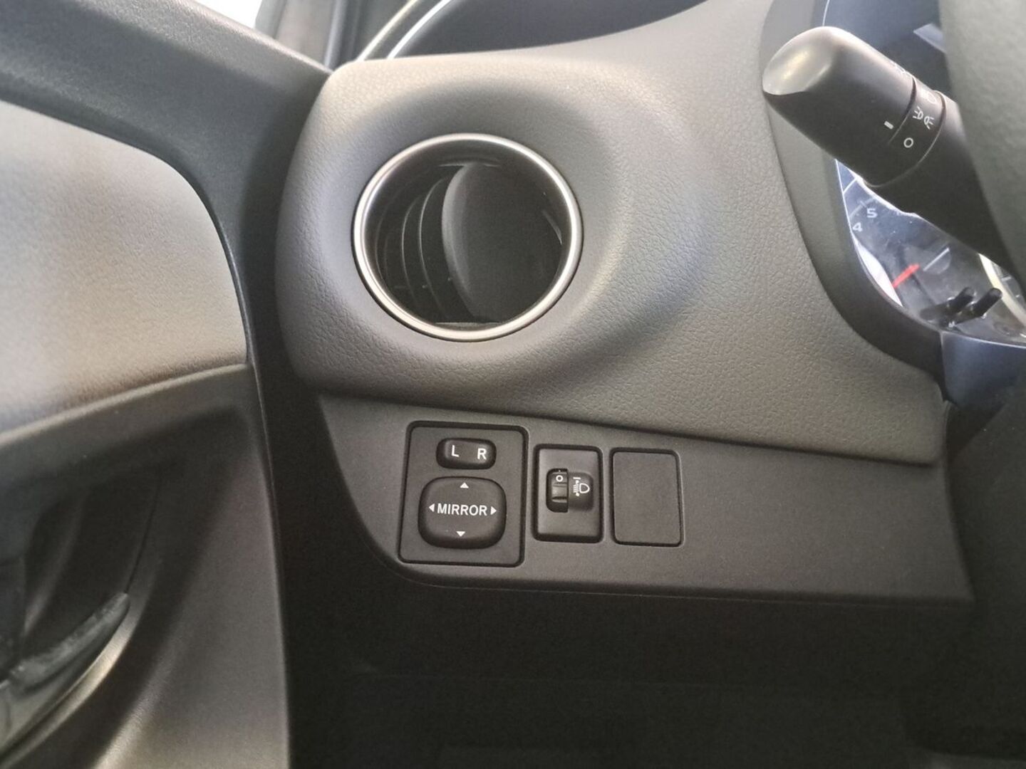 TOYOTA Yaris 22