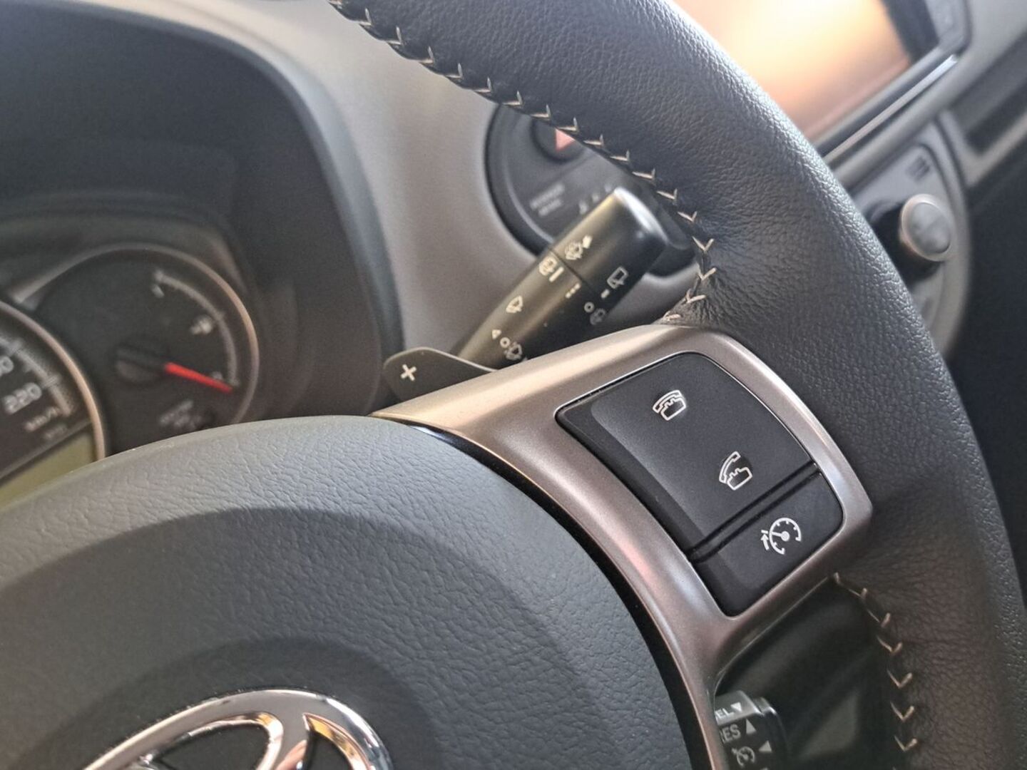 TOYOTA Yaris 24