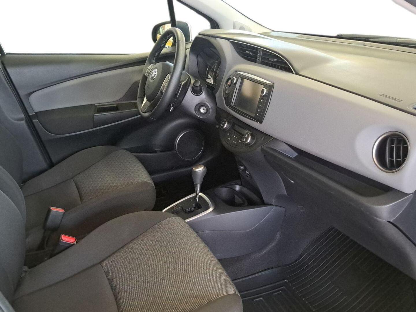 TOYOTA Yaris 9