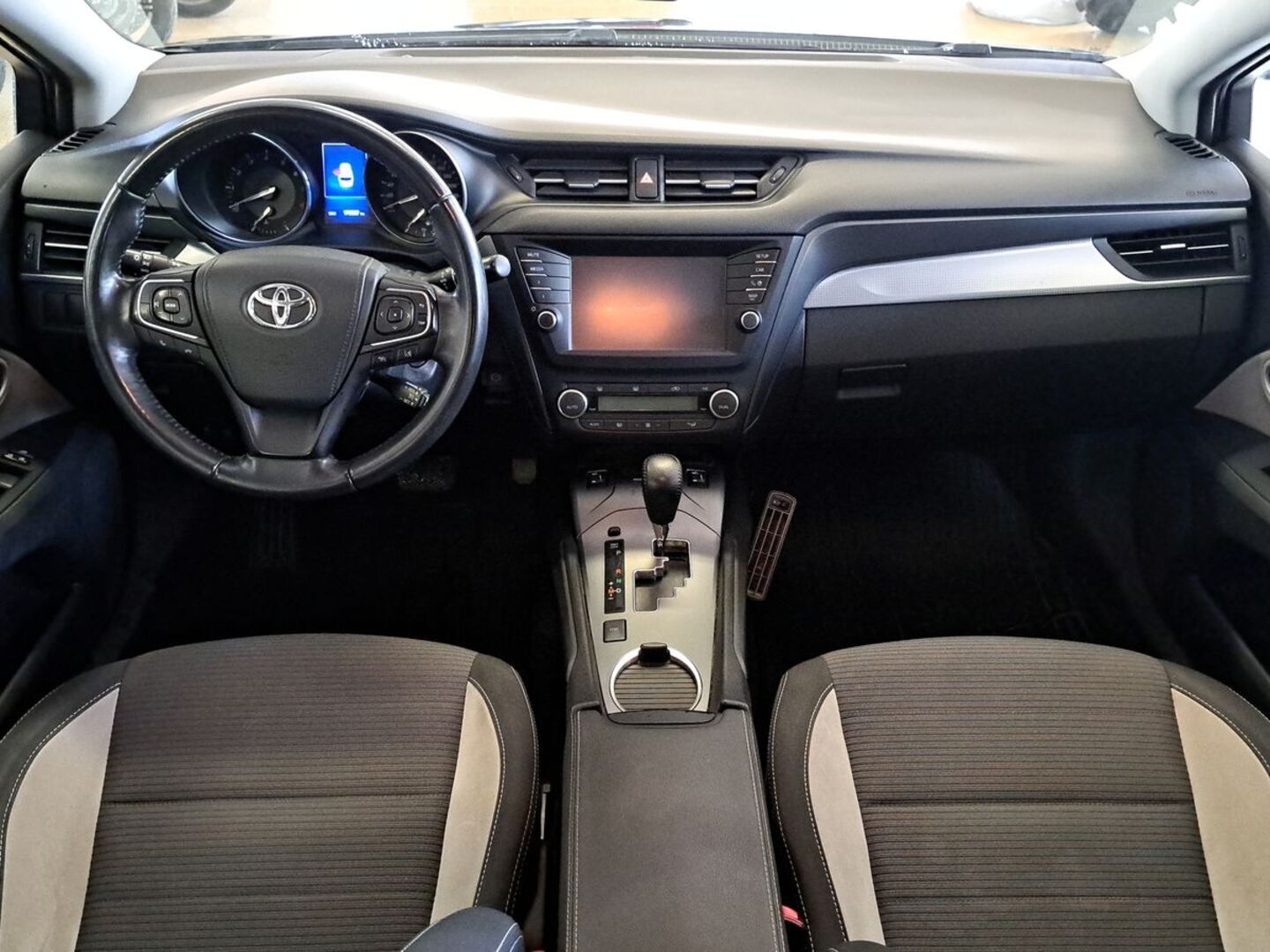 TOYOTA Avensis 2015