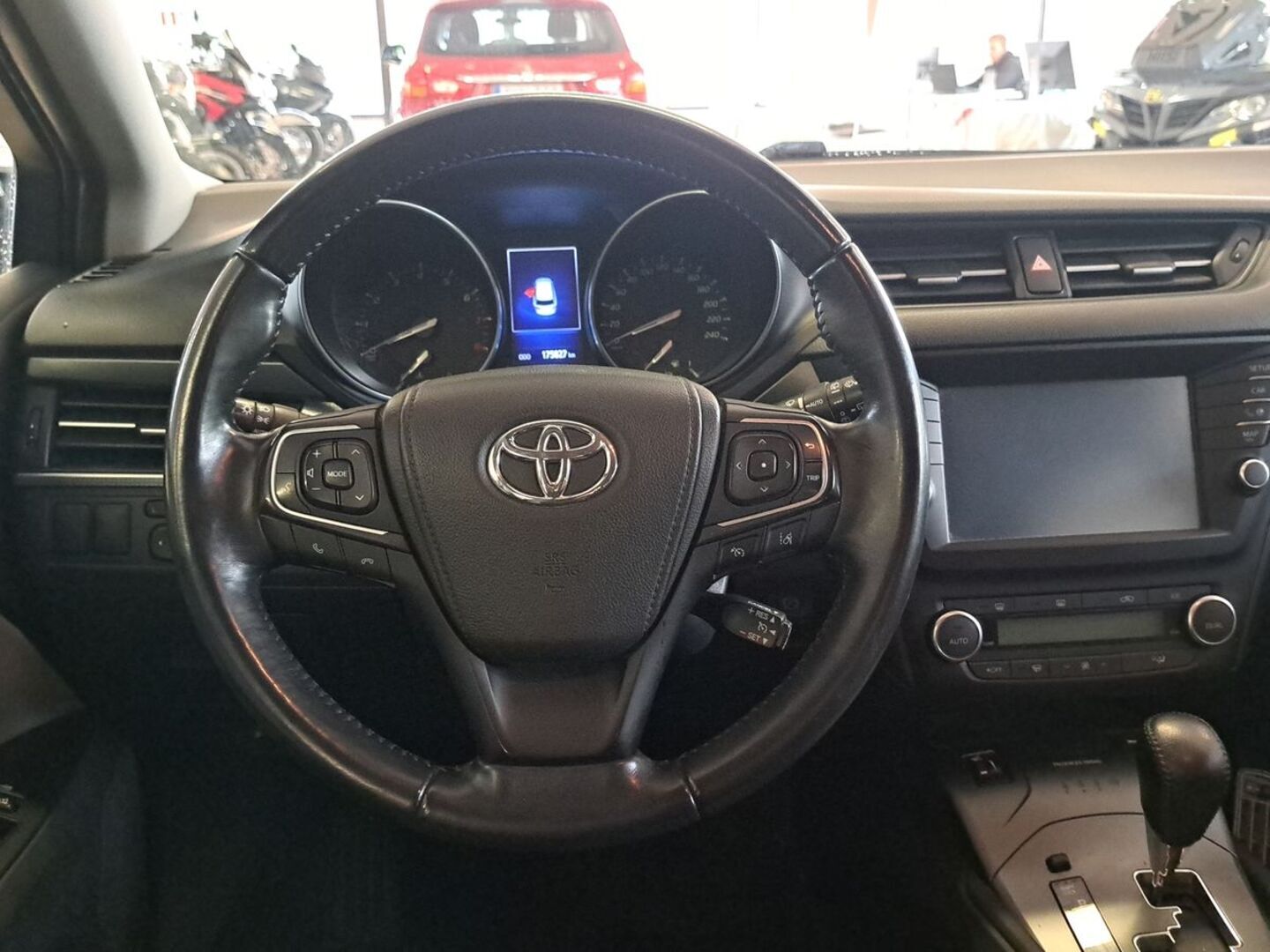 TOYOTA Avensis 2015