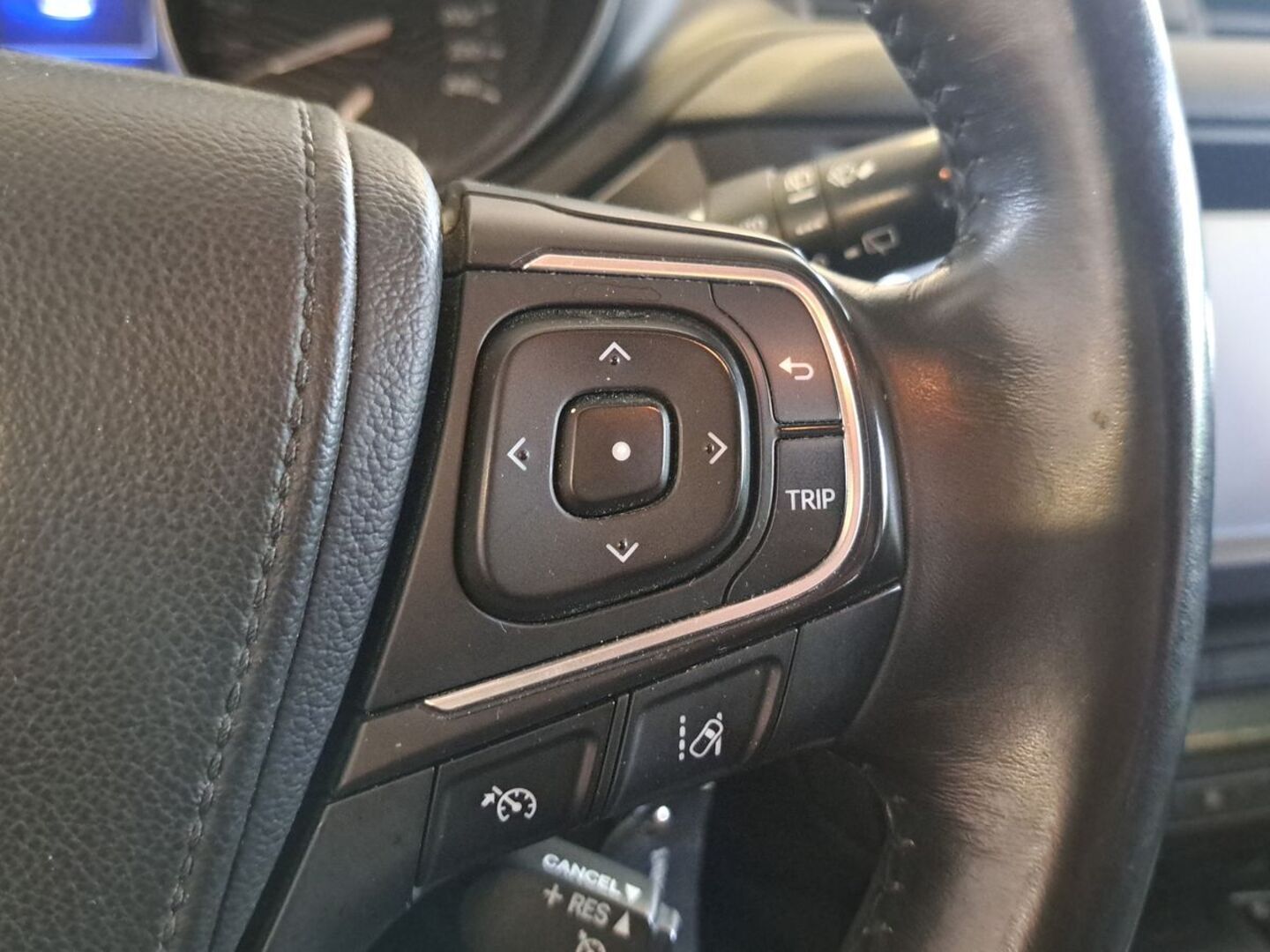 TOYOTA Avensis 2015