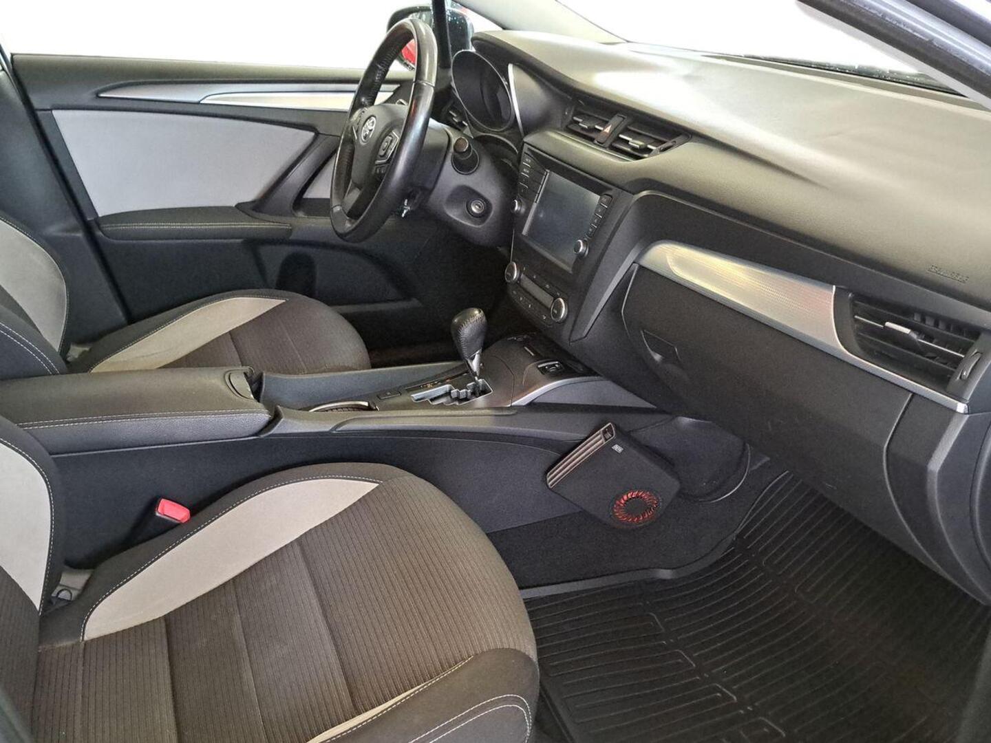 TOYOTA Avensis 2015