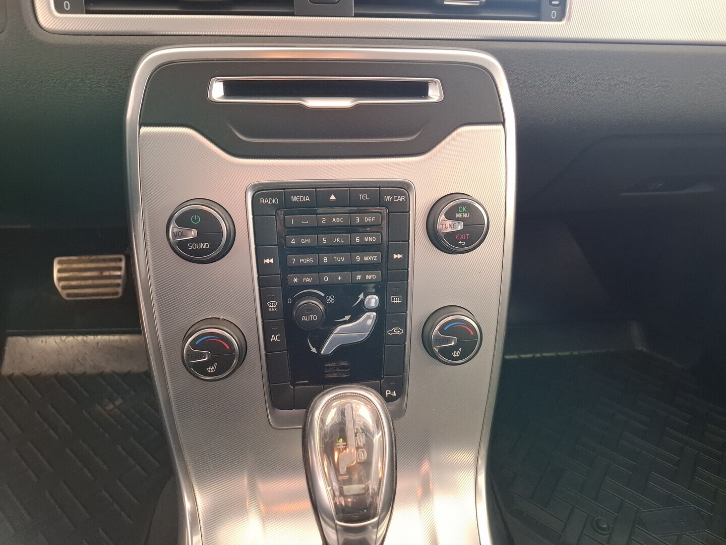 VOLVO V70 2012