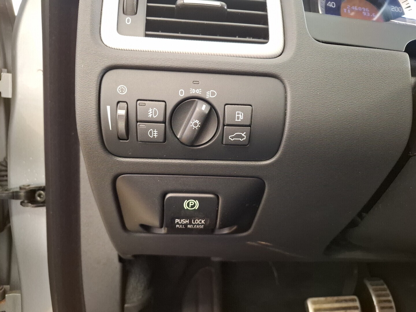 VOLVO V70 2012