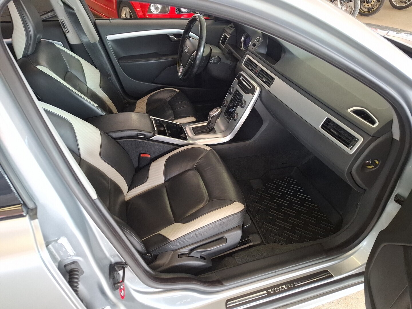VOLVO V70 2012