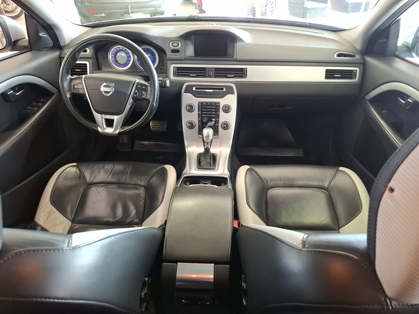 VOLVO V70 2012