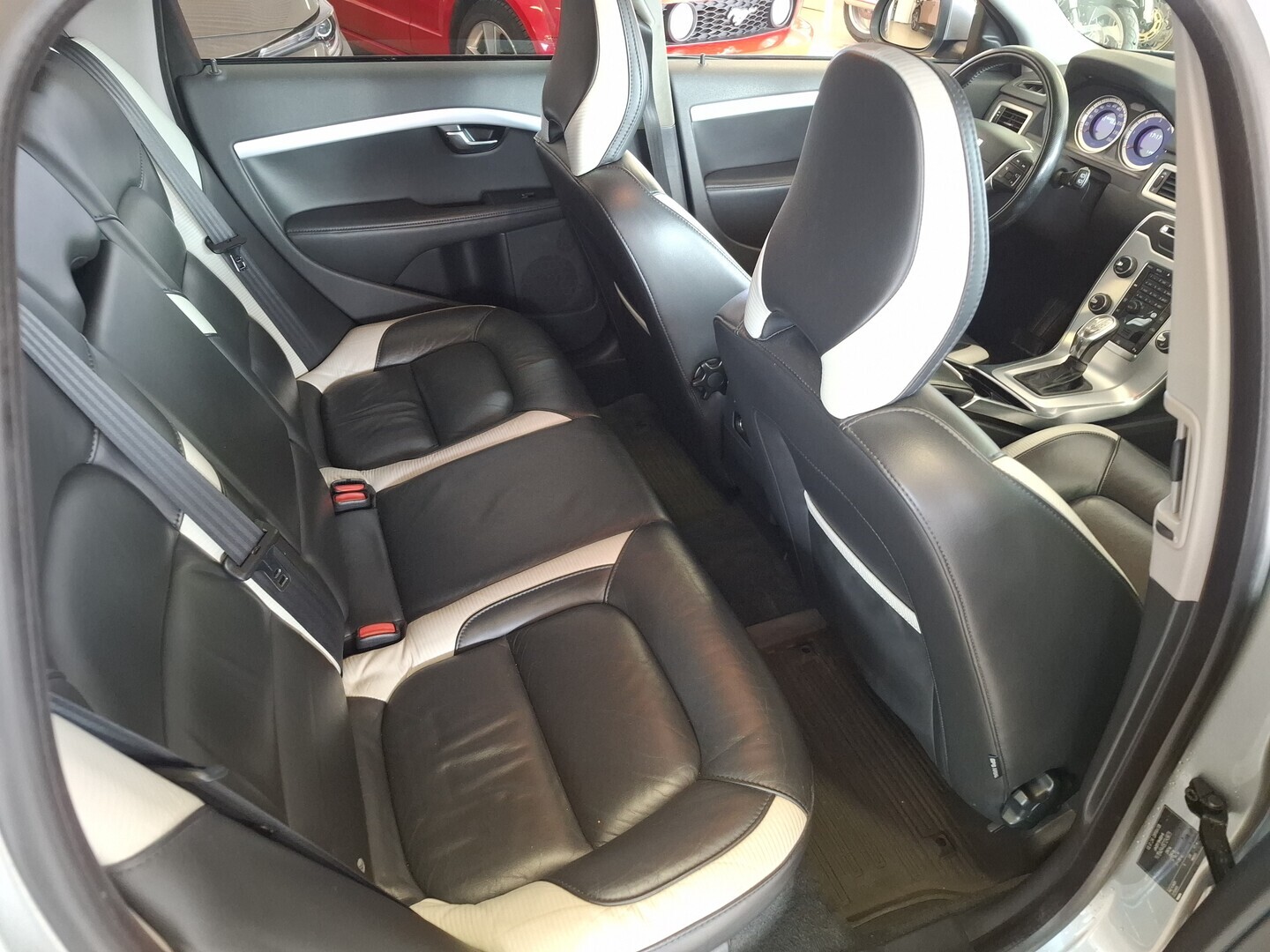 VOLVO V70 2012